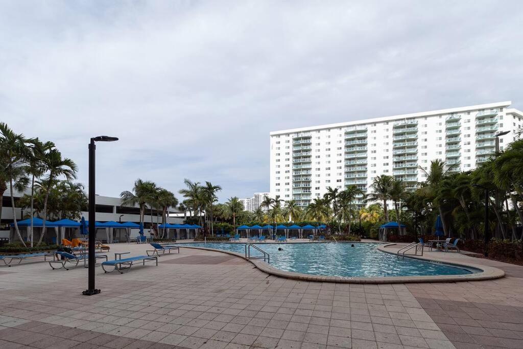 Stunning & Spacious Resort-Style Condo Across From Beach! Miami Beach Dış mekan fotoğraf